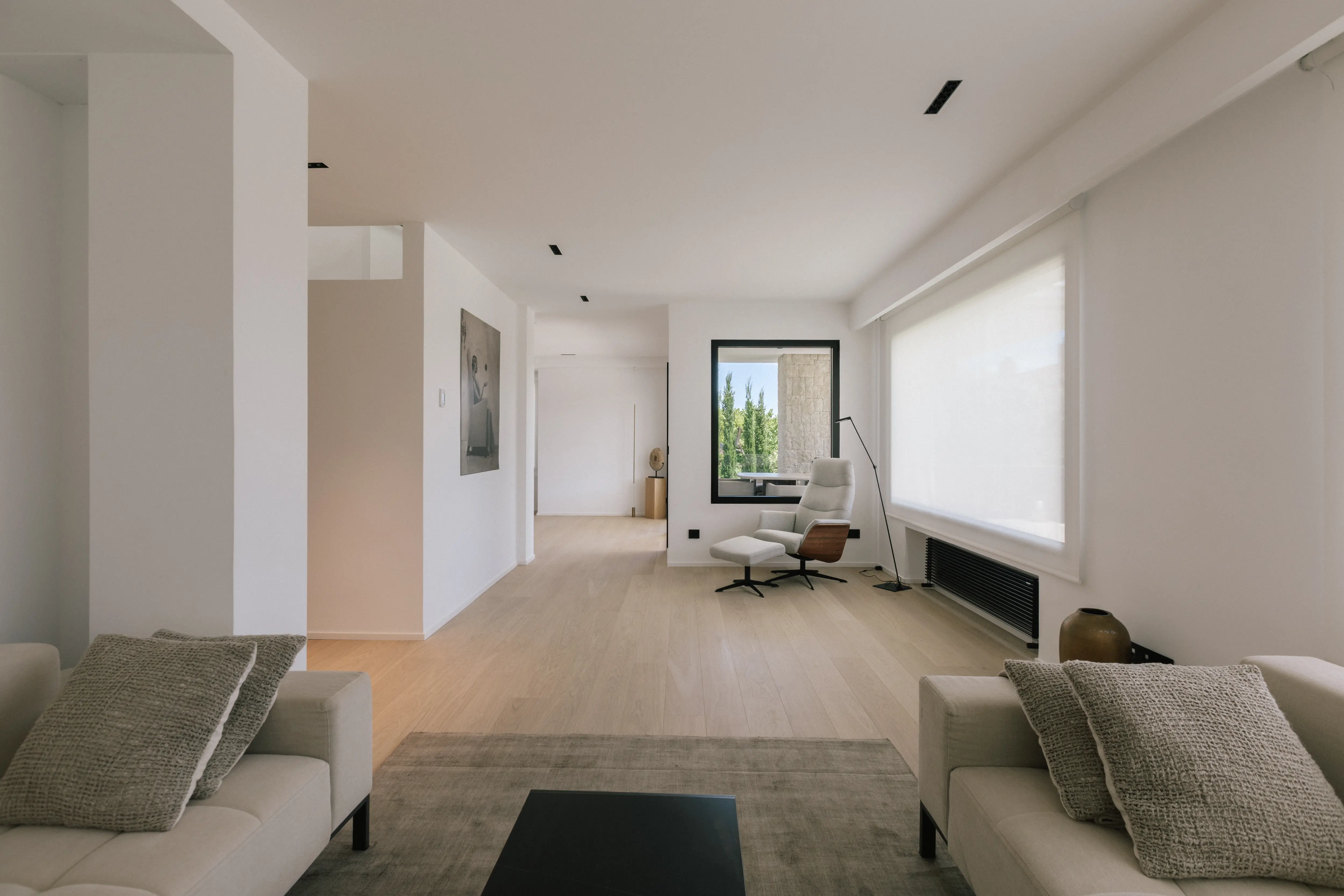 Open-plan living area after reforma de villa in Campolivar Valencia image 8